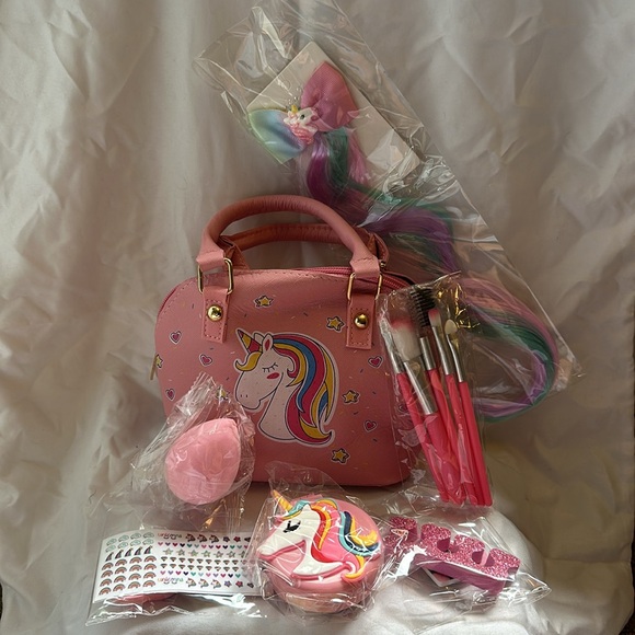 Makeup Toy Kit for 3+ with lots of accessories - Picture 1 of 8